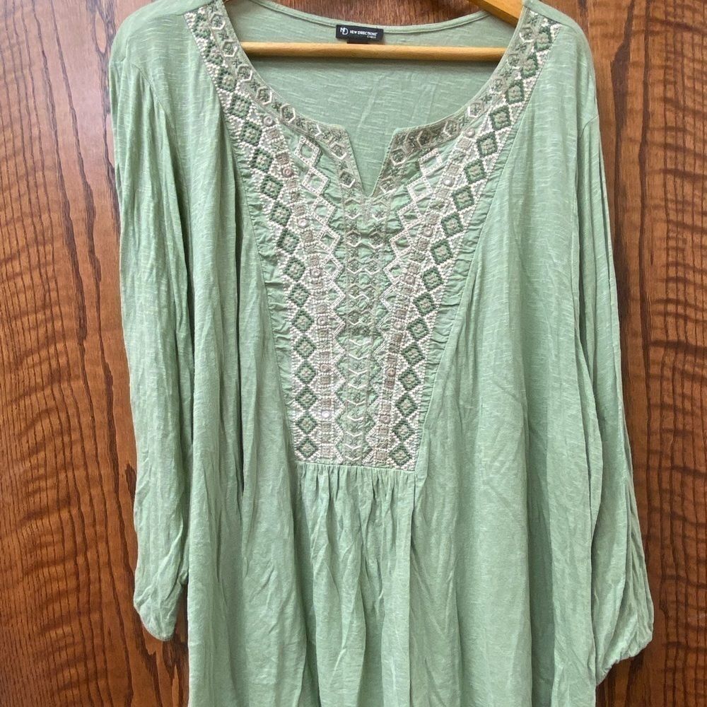 NEW Directions Curvy boho green embroidered v neck